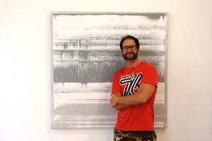 Zeigt den Künstler Pete Schroeder vor seinem neuen Fertig gestellten Gemälde Knallgrau