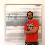 Zeigt den Künstler Pete Schroeder vor seinem neuen Fertig gestellten Gemälde Knallgrau